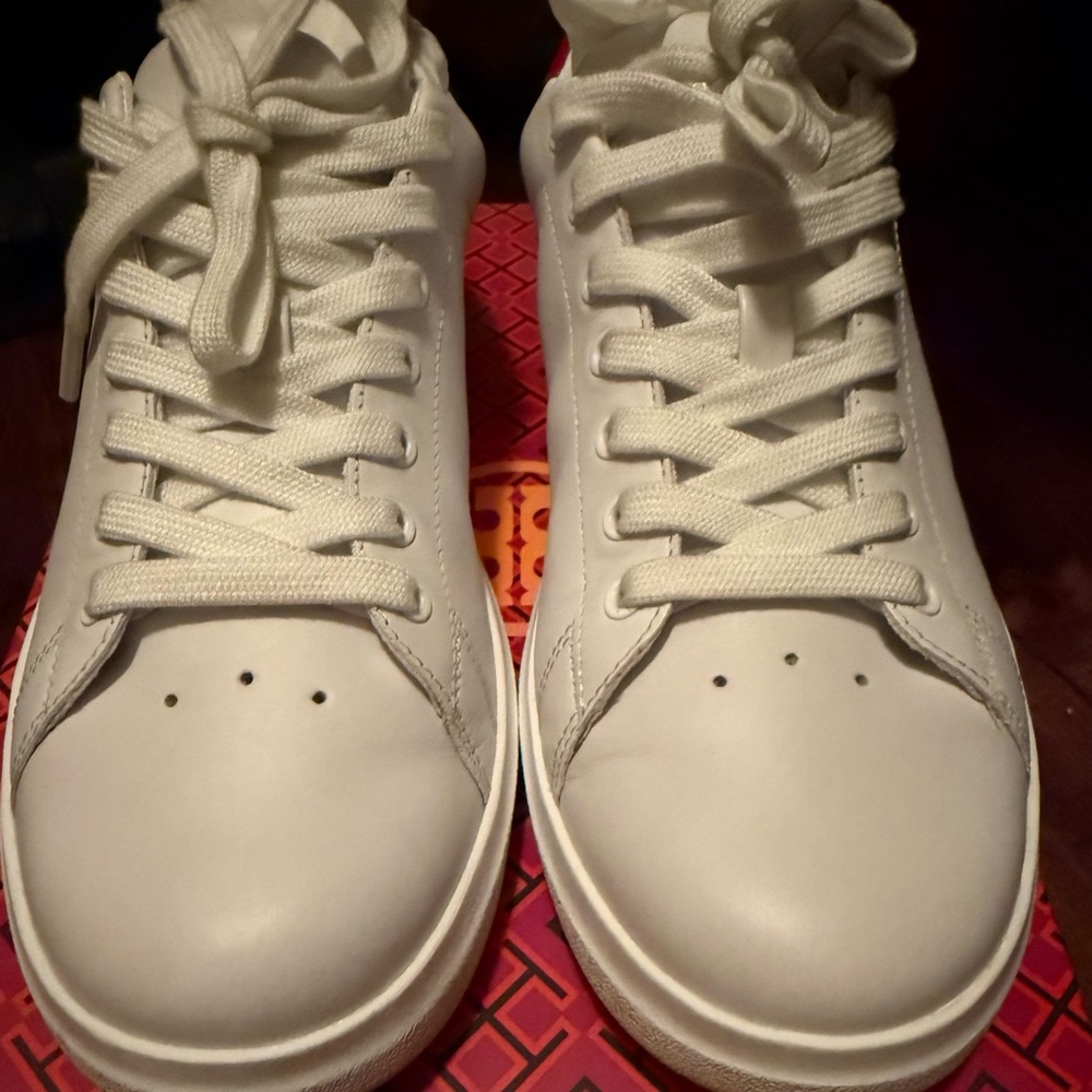 Tory Burch White Low-Top Sneakers with Sleek Design